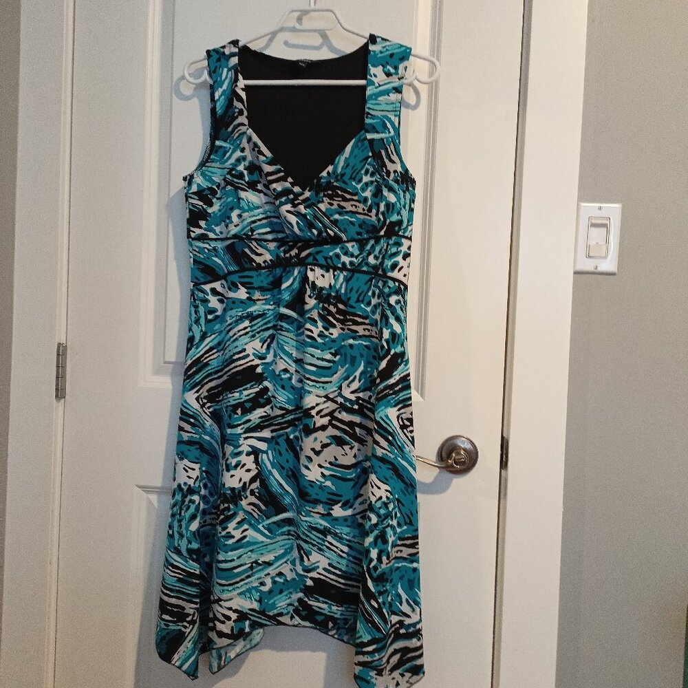 Reitmans Women's Sleeveless Shark bite hem Dress Size Medium